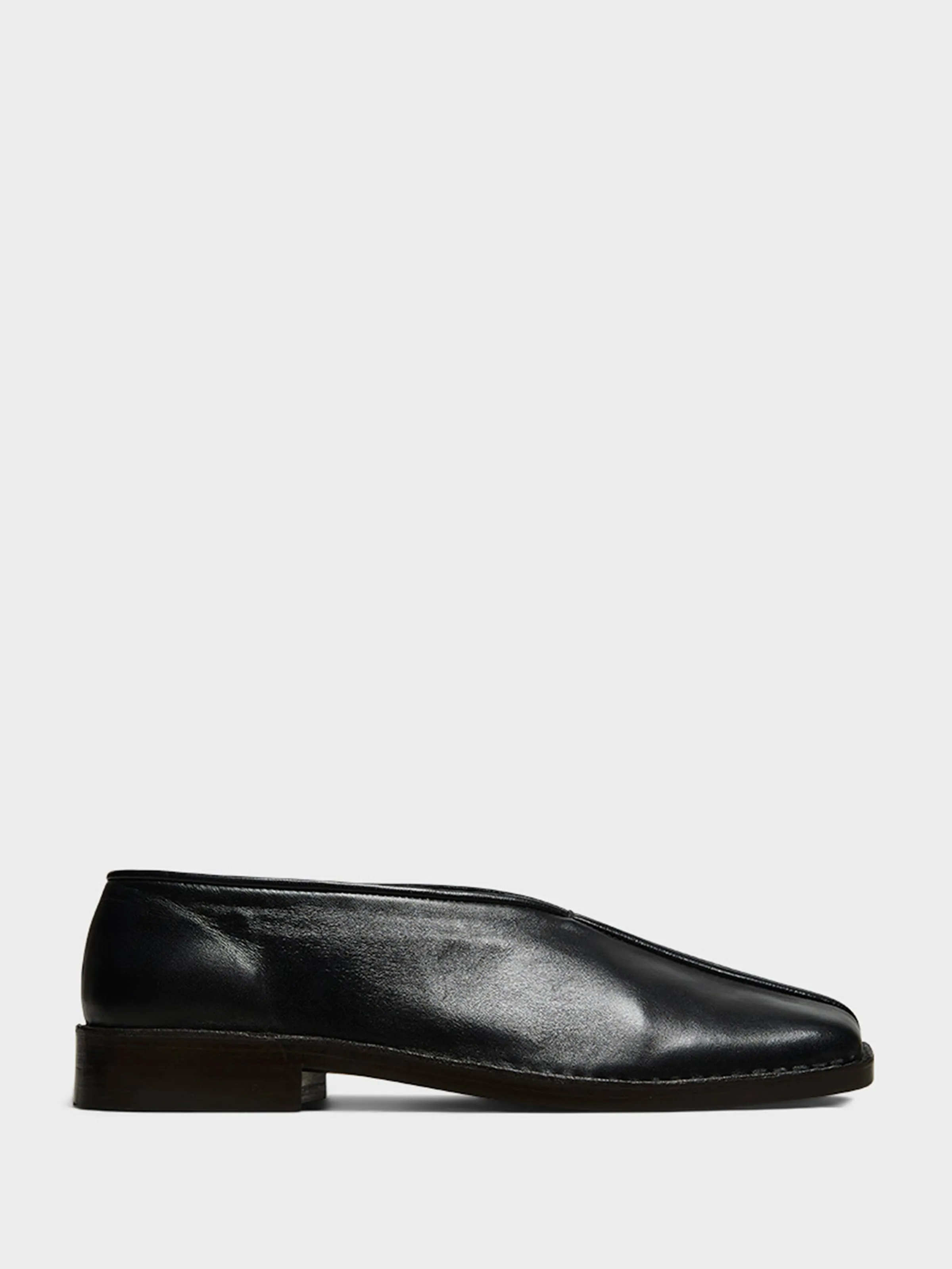 Flat Piped Slippers in Black