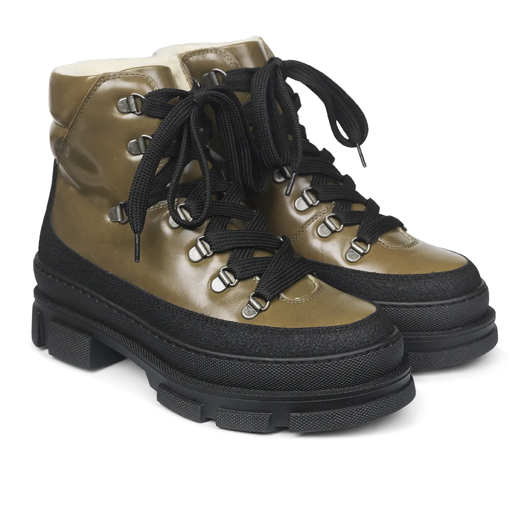 Lace-up boot with soft merino wool lining