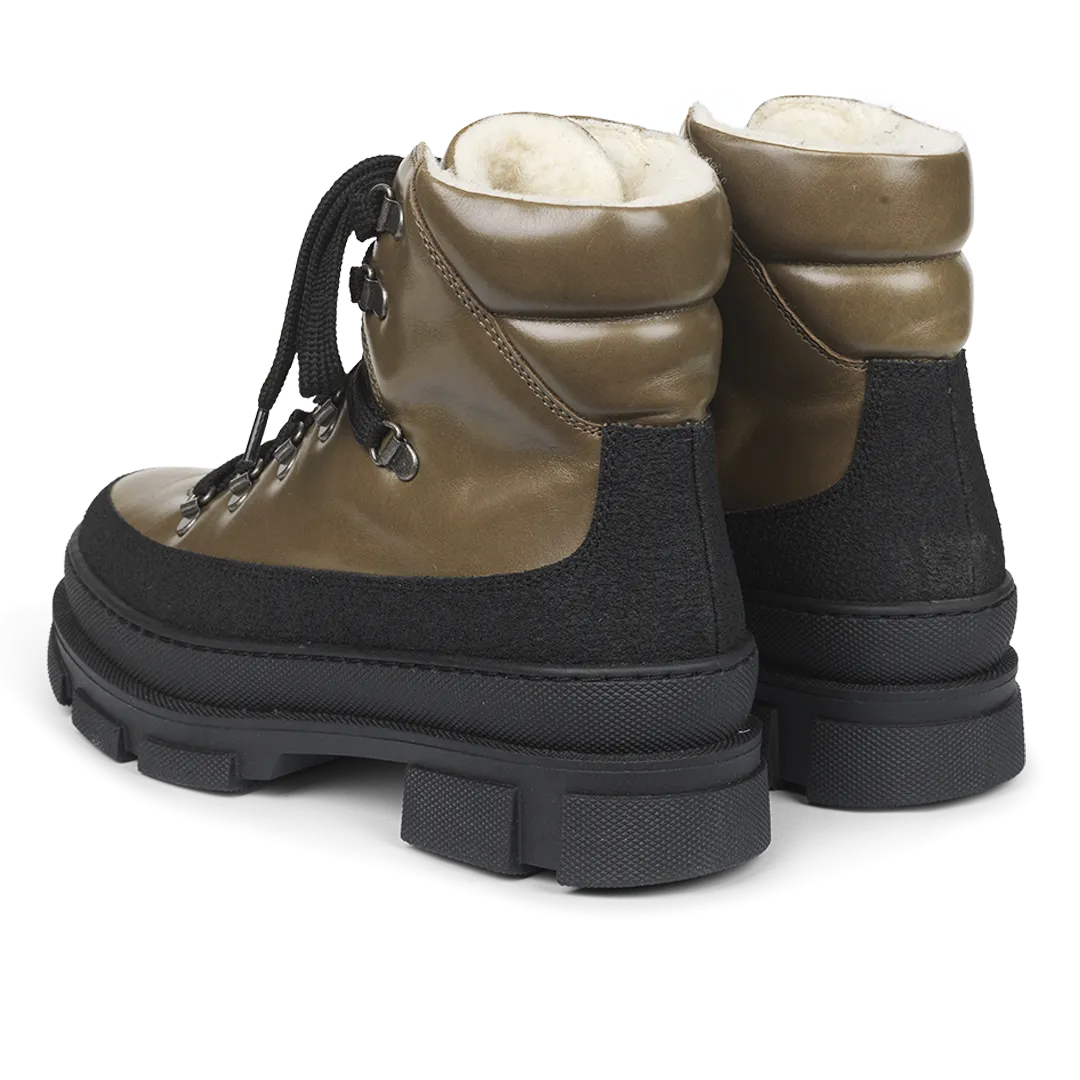 Lace-up boot with soft merino wool lining