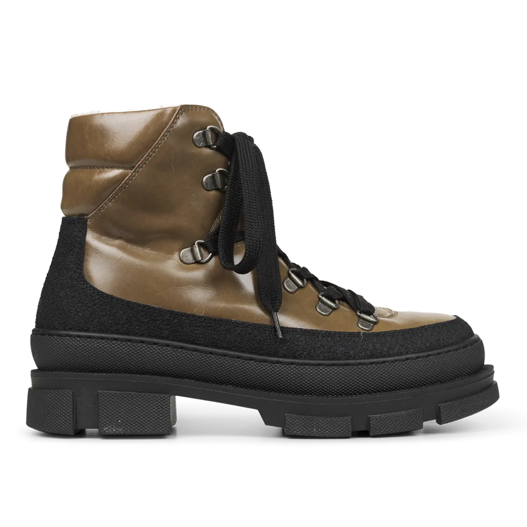 Lace-up boot with soft merino wool lining