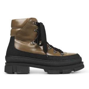 Lace-up boot with soft merino wool lining